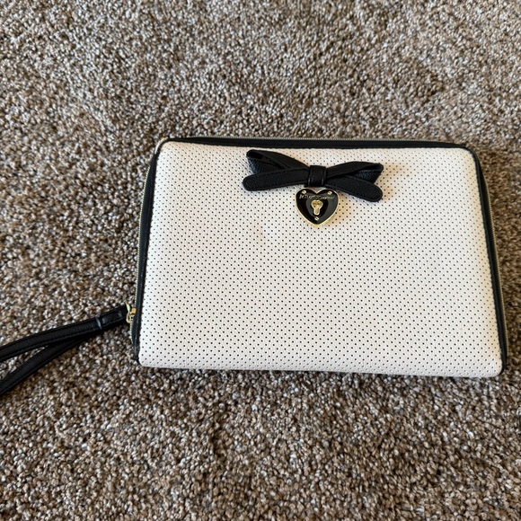 BETSEY JOHNSON Black & Cream Wristlet - Picture 1 of 9